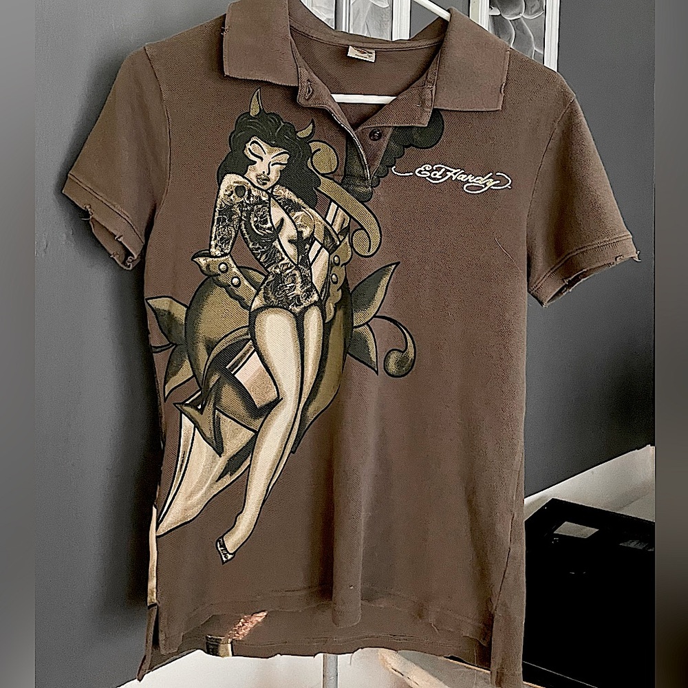 Ed Hardy polo Pin Up Girl, rose. Mens M excellent condition. Y2K ‘torn edging’